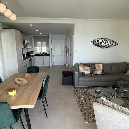 Front With Stunning Sea Views شقة *
