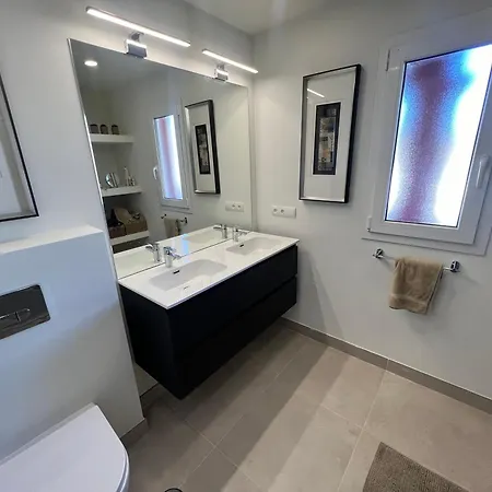 Front With Stunning Sea Views شقة *