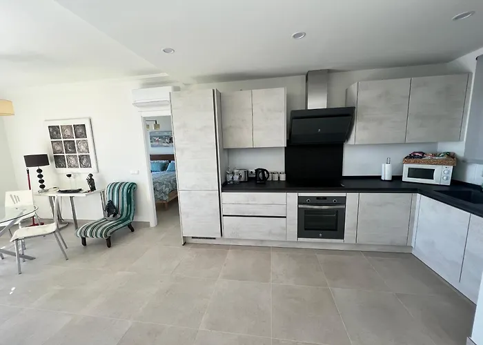 Front With Stunning Sea Views *