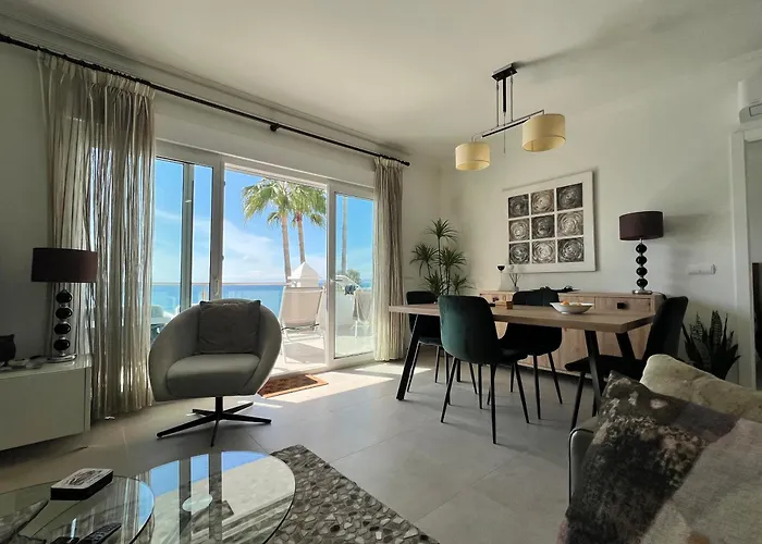 Front With Stunning Sea Views Εστεπόνα