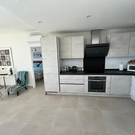 Front With Stunning Sea Views *