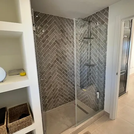 Front With Stunning Sea Views *