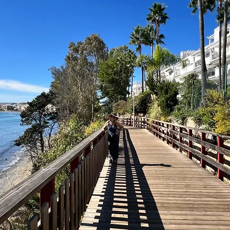 Front With Stunning Sea Views דירה