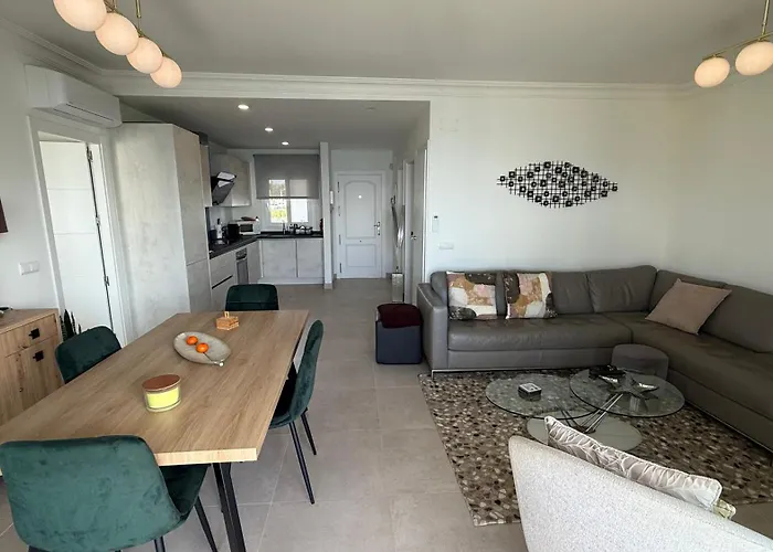 Front With Stunning Sea Views דירה *