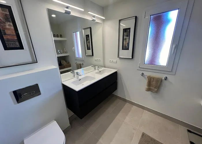 Front With Stunning Sea Views דירה *