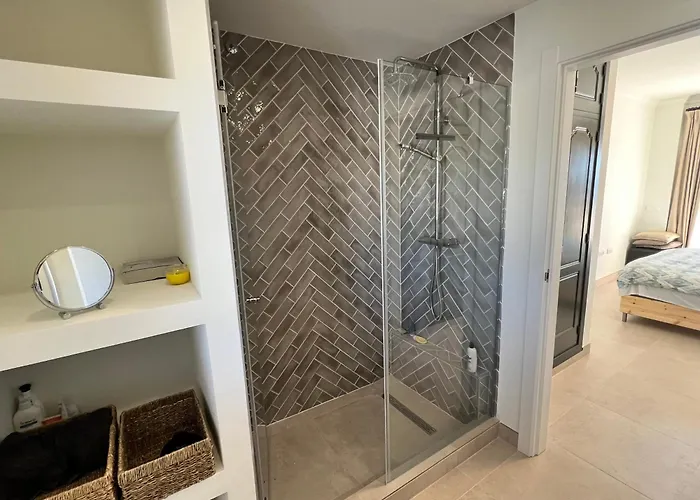 Front With Stunning Sea Views *