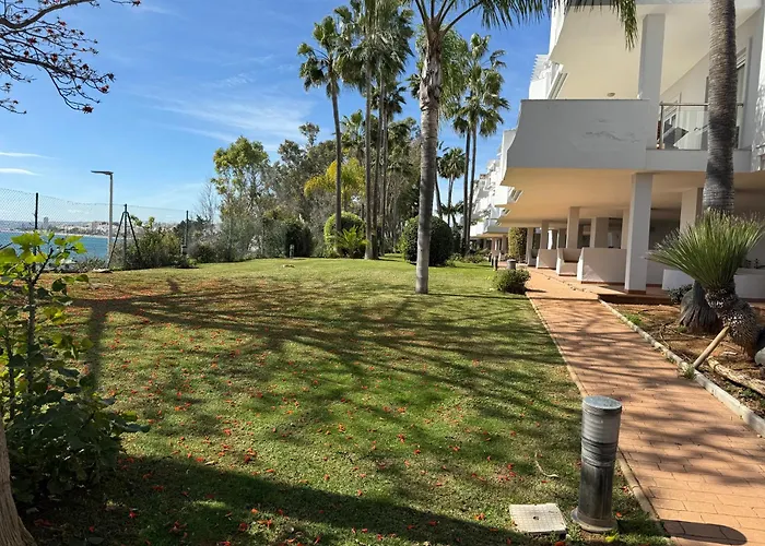 Front With Stunning Sea Views דירה *