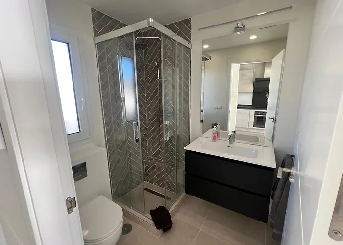 Front With Stunning Sea Views דירה *